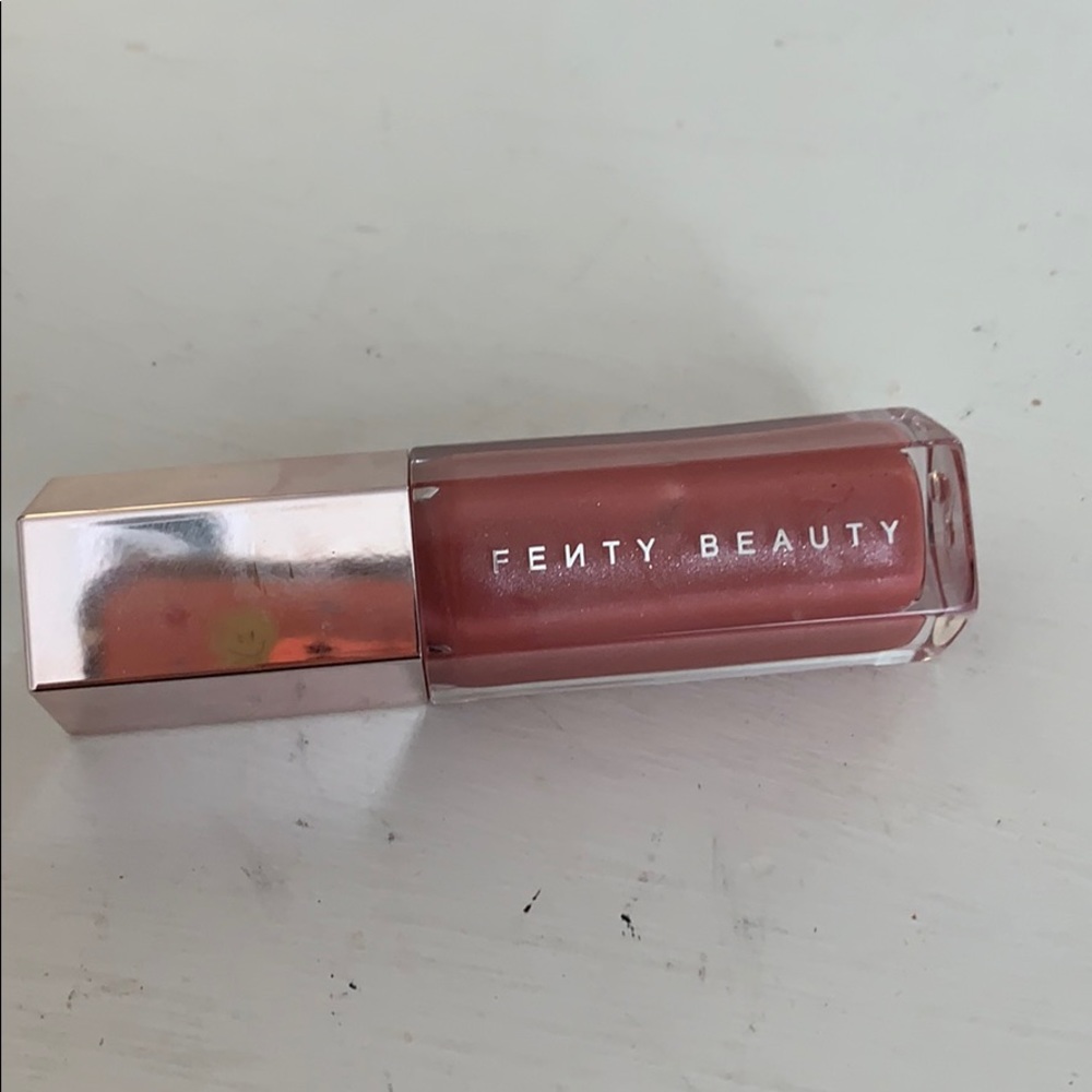 Fenty beauty lip gloss... Never been used!!!!